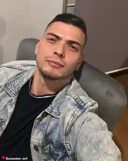 624048920 - Soy Felipe, busco a alguien con quien salir y reir.