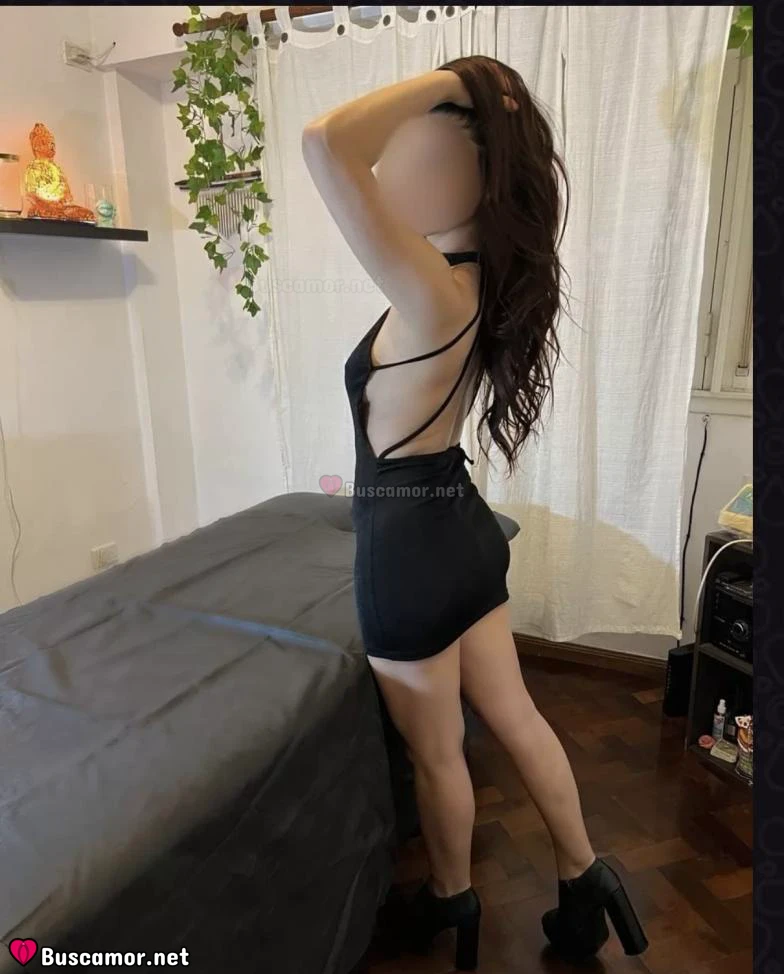 641084221 - Sofia me consiente con sus masajes.