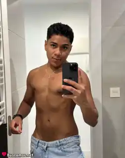 627322937 - moreno latino, siempre sonriendo feliz