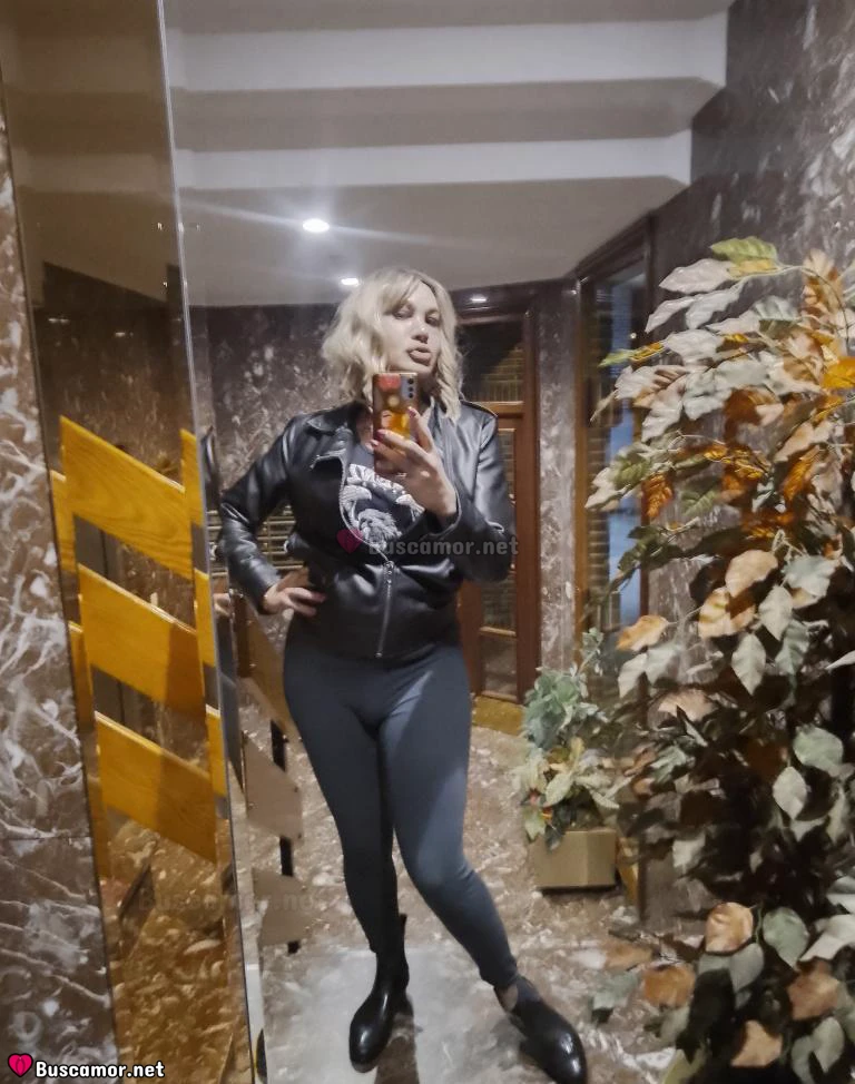 624243361 - Rebekah busca cariño.