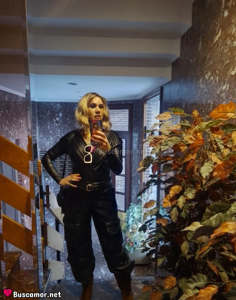 624243361 - Rebekah busca cariño.