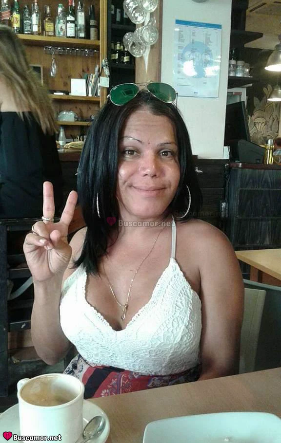 641473276 - Camila busca aventura.
