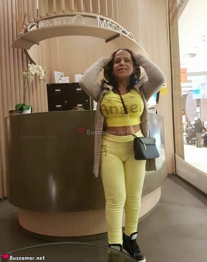 641473276 - Camila busca aventura.