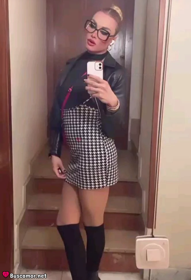 605404290 - Sofía busca a alguien especial para divertirse.