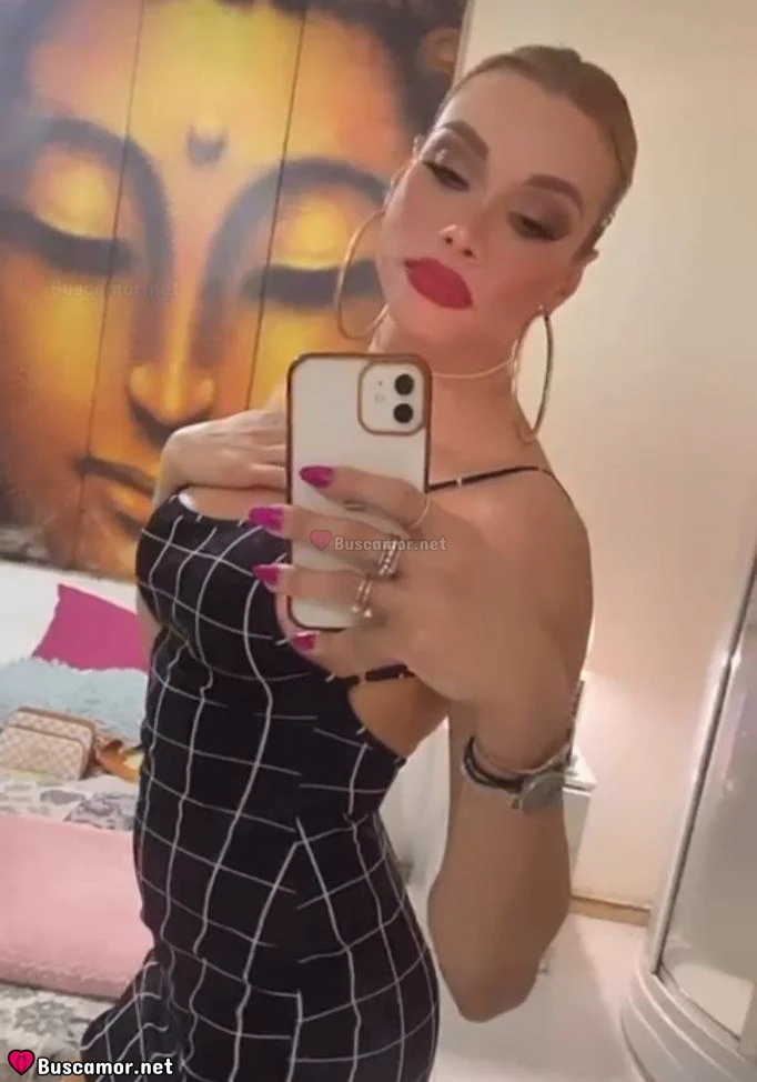 605404290 - Sofía busca a alguien especial para divertirse.