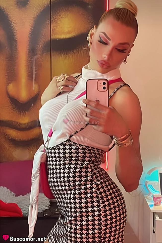 605404290 - Sofía busca a alguien especial para divertirse.