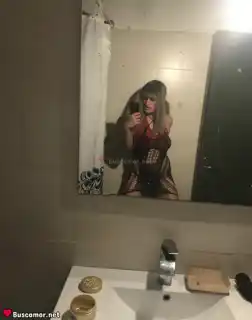 603822265 - Albertina en busca de algo real.