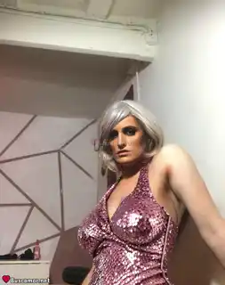 603822265 - Albertina en busca de algo real.