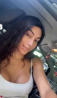674991154 - Yasmin busca un amor sincero.
