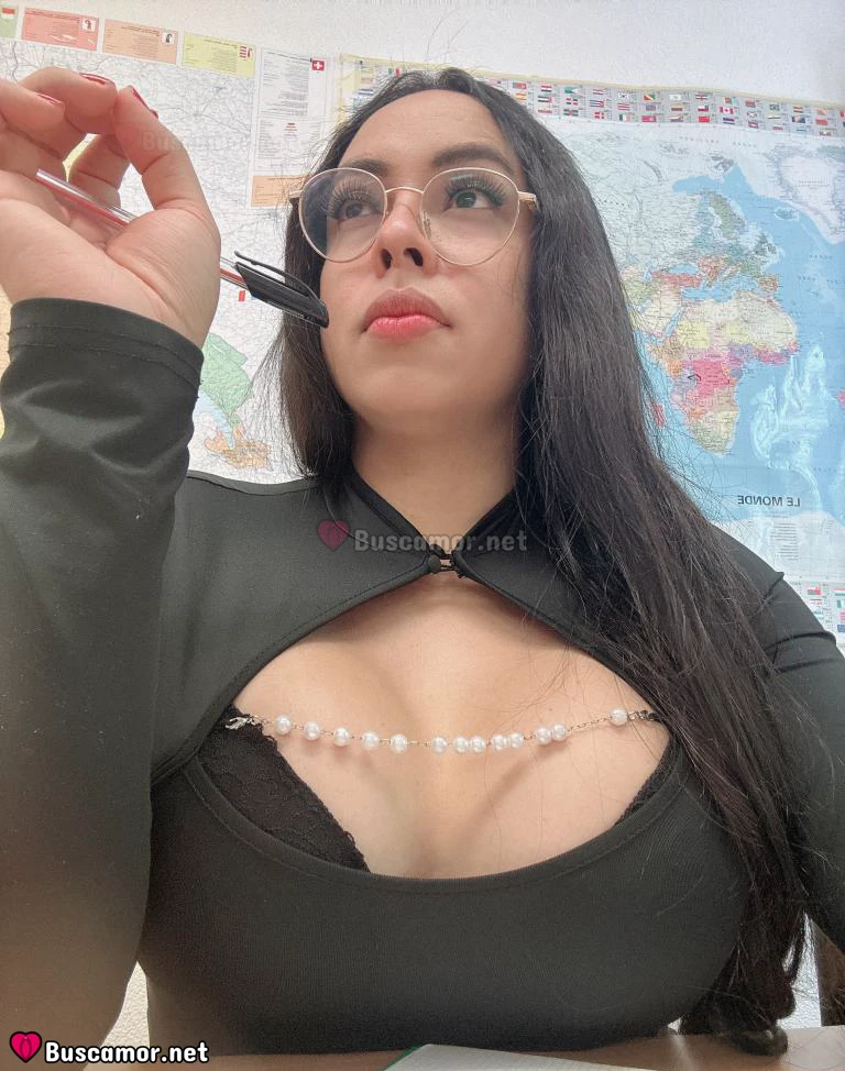641620611 - Camila busca algo lindo.