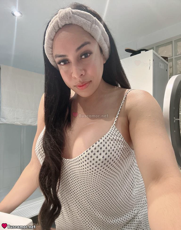 641620611 - Camila busca algo lindo.