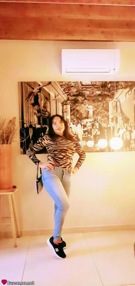 642868776 - Tania busca algo.