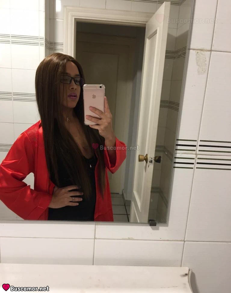 651630351 - Samanta busco algo divertido.