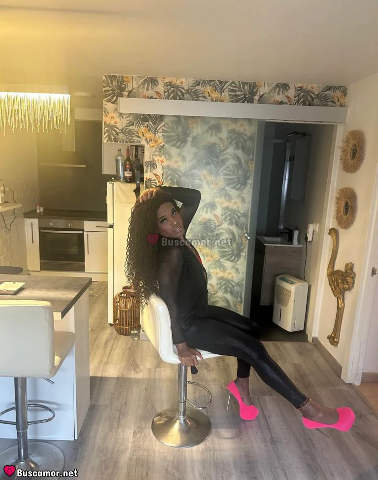 679787305 - Soy Naomi y la ebony me llena de vida.