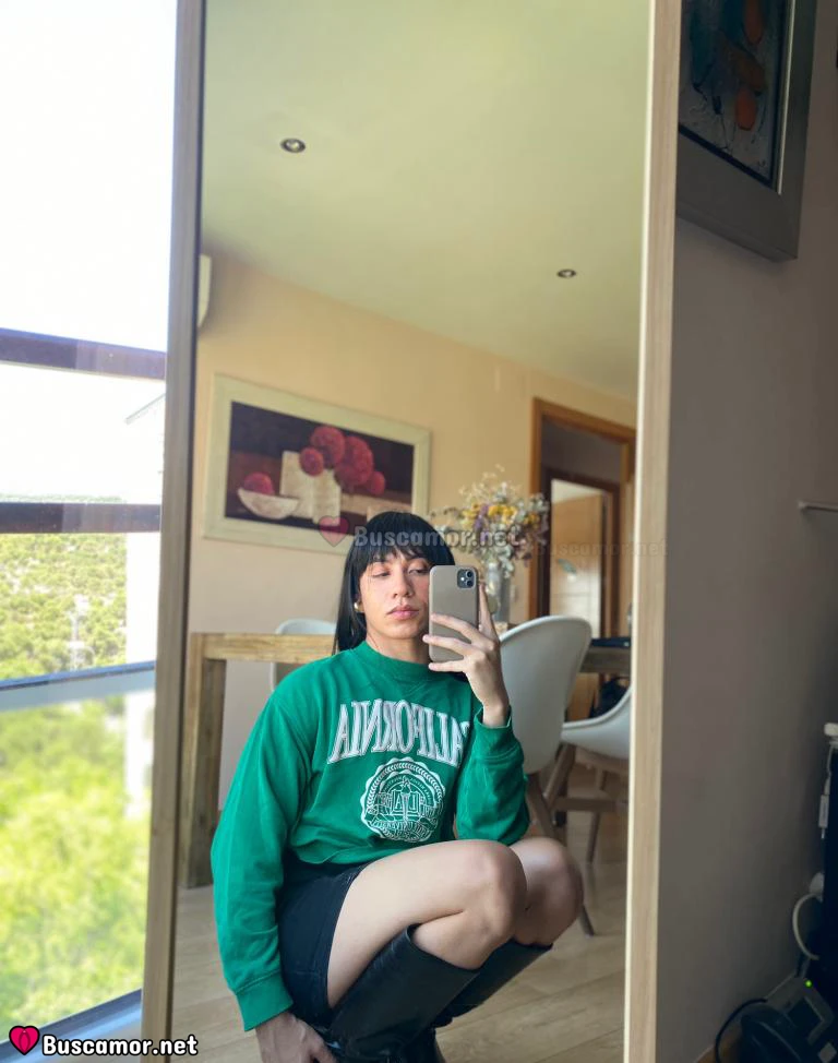 667885405 - Isabella