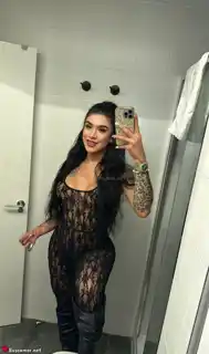 658411450 - kendra busca a alguien para reir.