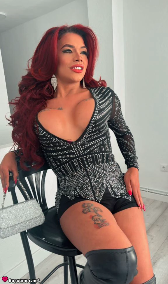 603338368 - Katalina demuestra su fuerzha hoy sailor.