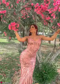 603338368 - Katalina demuestra su fuerzha hoy sailor.
