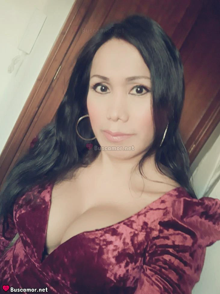 671172659 - Larissa camina, la ciudad es magia.