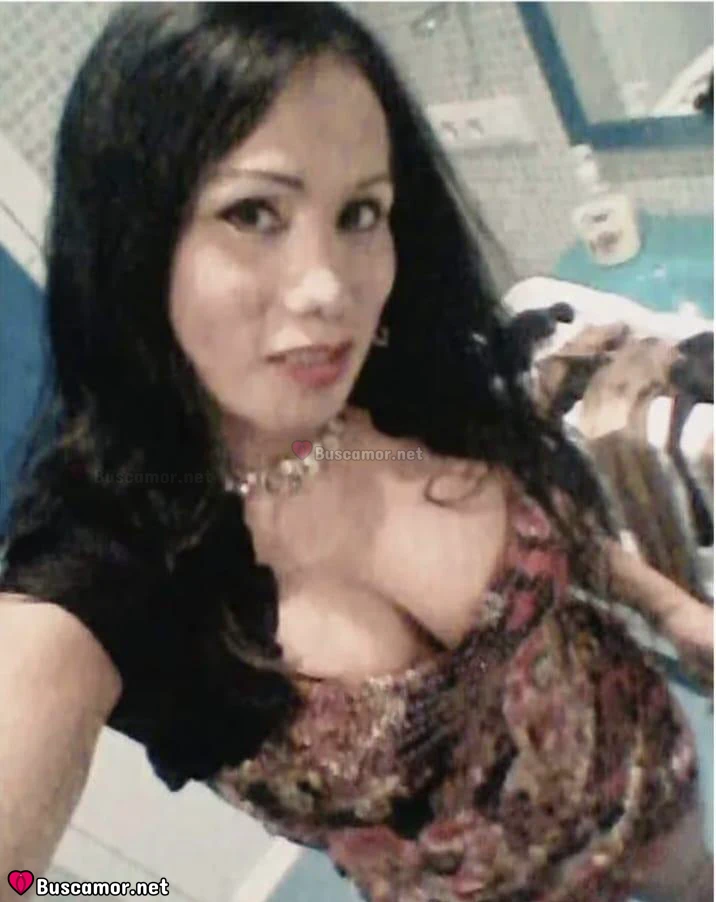 671172659 - Larissa camina, la ciudad es magia.