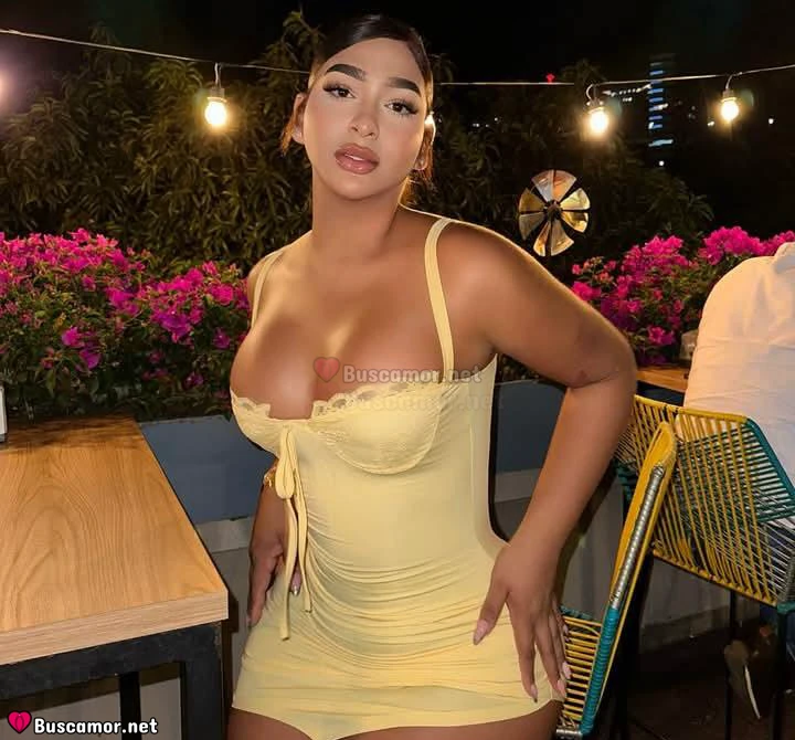 603193568 - Con gusto, ven y disfruto cada momento con esta encantadora princesa.